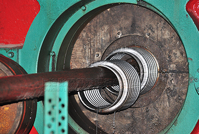 <a href=http://m.linyuyi.com target=_blank class=infotextkey>補償器</a>波紋管生產現(xiàn)場